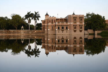 Sri Joravar Vilas spiegelt sich im stillen Wasser des Sees, Schwalbennester unter den Fenstern, Santrampur, Gujarat, Indien, Asien - RHPLF23158