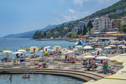 Blick auf Restaurants und Sonnenschirme auf der Lungomare-Promenade in der Stadt Opatija, Opatija, Kvarner Bucht, Kroatien, Europa - RHPLF23169