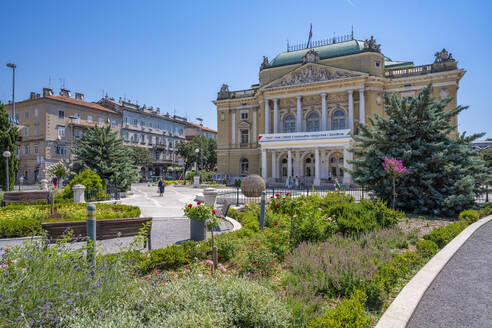 Blick auf den Theaterpark und das Kroatische Nationaltheater, Rijeka, Kvarner Bucht, Kroatien, Europa - RHPLF23171