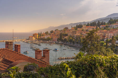 Blick auf den Yachthafen, die Dächer und die Bucht von einer erhöhten Position in Volosko, Opatija, Kvarner Bucht, Kroatien, Europa - RHPLF23173