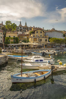 Blick auf die Boote im Jachthafen und die Restaurants am Hafen während der goldenen Stunde in Volosko, Opatija, Kvarner Bucht, Kroatien, Europa - RHPLF23174
