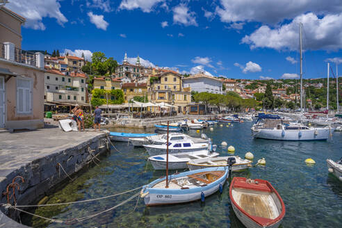 Blick auf Hotels und Kirche mit Blick auf den Yachthafen von Volosko, Kvarner-Bucht, Ost-Istrien, Kroatien, Europa - RHPLF23178