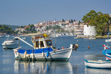 Blick auf Boote und Skiathos Stadt, Insel Skiathos, Sporaden, Griechische Inseln, Griechenland, Europa - RHPLF23179