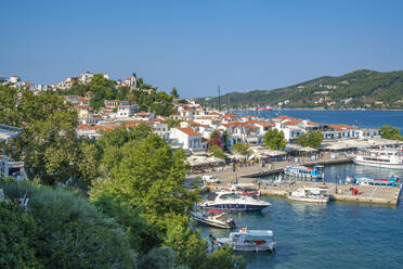 Blick auf den alten Hafen in Skiathos-Stadt, Insel Skiathos, Sporaden, Griechische Inseln, Griechenland, Europa - RHPLF23185