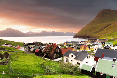 Küstendorf Gjogv bei Sonnenaufgang, Insel Eysturoy, Färöer Inseln, Dänemark, Europa - RHPLF23198