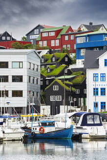 Alte Grasdachhäuser zwischen neuen Gebäuden und Booten im Hafen von Torshavn, Insel Streymoy, Färöer Inseln, Dänemark, Europa - RHPLF23201