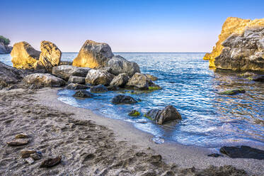 Idyllischer Blick auf Felsen im Meer am Strand - MHF00649