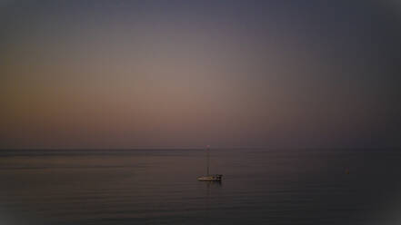 Segelboot auf ruhiger See in der Abenddämmerung - MHF00650