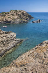Touristen schwimmen im Meer zwischen Felsen an einem sonnigen Tag - MHF00651