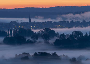 Deutschland, Baden-Württemberg, Radolfzell, Ländliche Stadt im dichten Morgennebel - BSTF00211