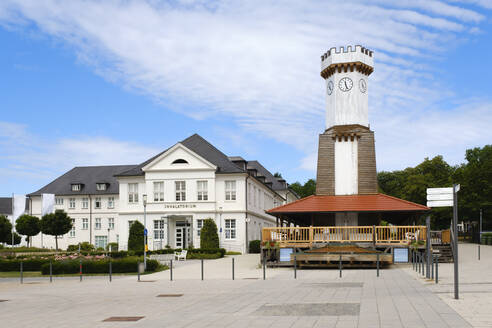 Deutschland, Nordrhein-Westfalen, Bad Salzuflen, Gradierwerk mit Inhalatorium im Hintergrund - WIF04595