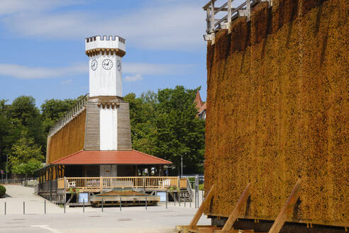 Deutschland, Nordrhein-Westfalen, Bad Salzuflen, Gradierwerk und Turm - WIF04598