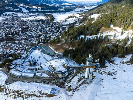 Deutschland, Bayern, Oberstdorf, Luftaufnahme des Skigebiets und der umliegenden Stadt im Winter - AMF09609