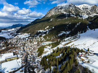 Deutschland, Bayern, Oberstdorf, Luftaufnahme der Bergstadt im Winter - AMF09610