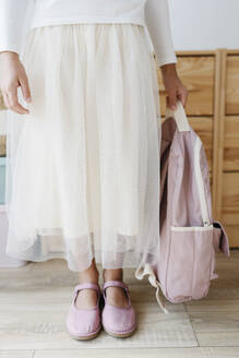 Mädchen mit rosa Rucksack und passenden Schuhen - SSYF00005
