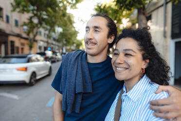 Junger Mann mit Arm um seine Freundin im Gespräch auf der Straße - JOSEF14489