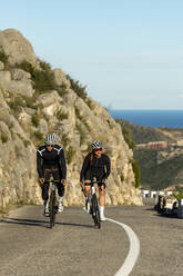 Mann und Frau beim Radfahren auf dem Costa-Blanca-Pass in Alicante, Spanien - AMNF00001