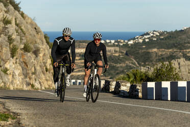 Radfahrer auf dem Pass der Costa Blanca an einem sonnigen Tag in Alicante, Spanien - AMNF00002