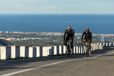 Radfahrer im Wettstreit auf dem Bergpass der Costa Blanca in Alicante, Spanien - AMNF00004