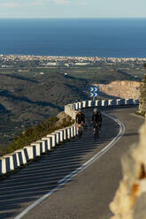 Sportler und Sportlerin beim Radfahren auf einem Bergpass, Alicante, Spanien - AMNF00006