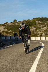 Entschlossener Radfahrer beim Abstieg vom Costa-Blanca-Pass in Alicante, Spanien - AMNF00008