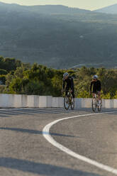 Radfahrer auf dem Bergpass an der Costa Blanca in Alicante, Spanien - AMNF00010