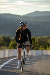 Lächelnde Sportlerin beim Radfahren an der Costa Blanca in Alicante, Spanien - AMNF00011