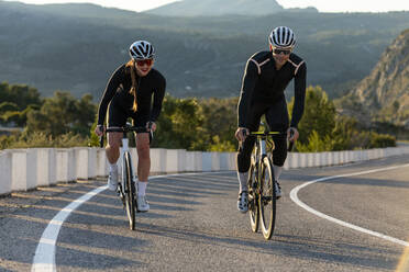 Radfahrer, die auf dem Pass der Costa Blanca in Alicante, Spanien, miteinander fahren - AMNF00012