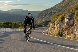 Radsportler auf einem Bergpass in Alicante, Spanien - AMNF00013