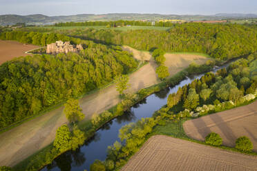 Luftaufnahme von Goodrich Castle und dem Fluss Wye bei Ross on Wye, Herefordshire, England, Vereinigtes Königreich, Europa - RHPLF23210