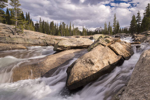 Der Tuolumne River rauscht durch Granitfelsen im Yosemite National Park, UNESCO Weltkulturerbe, Kalifornien, Vereinigte Staaten von Amerika, Nordamerika - RHPLF23219