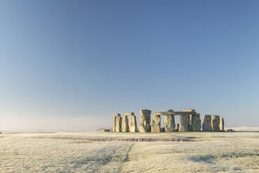 Stonehenge, UNESCO-Weltkulturerbe, in der Morgendämmerung an einem kühlen, frostigen Wintermorgen, Wiltshire, England, Vereinigtes Königreich, Europa - RHPLF23225