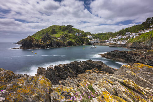 Das schöne kornische Fischerdorf Polperro, eingebettet zwischen den Klippen an der Südküste Cornwalls, England, Vereinigtes Königreich, Europa - RHPLF23231