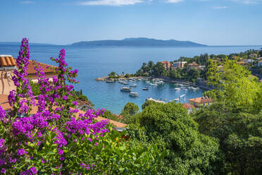 Blick auf den Hafen und die Dächer von Ika von einer erhöhten Position aus, Ika, Kvarner Bucht, Ost-Istrien, Kroatien, Europa - RHPLF23234