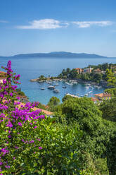 Blick auf den Hafen und die Dächer von Ika von einer erhöhten Position aus, Ika, Kvarner Bucht, Ost-Istrien, Kroatien, Europa - RHPLF23235