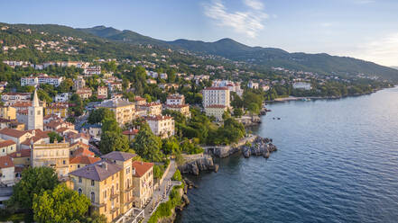 Luftaufnahme der St.-Georgs-Kirche und Lovran bei Tagesanbruch, Lovran, Kvarner-Bucht, Ost-Istrien, Kroatien, Europa - RHPLF23237