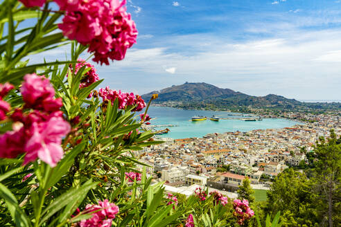 Blick auf die Altstadt von Zakynthos und das Meer vom Bohali-Aussichtspunkt auf dem Blumenhügel, Zakynthos, Ionische Inseln, Griechische Inseln, Griechenland, Europa - RHPLF23250