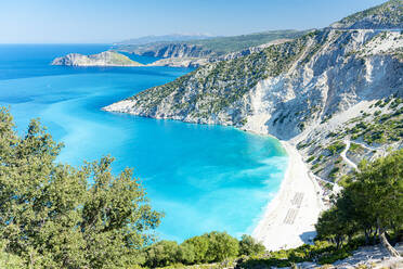 Blick von oben auf den Strand von Myrtos und das kristallklare Meer im Sommer, Kefalonia, Ionische Inseln, Griechische Inseln, Griechenland, Europa - RHPLF23252