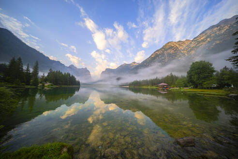 Toblacher See bei Sonnenaufgang im Sommer, Südtirol, Italien, Europa - RHPLF23280