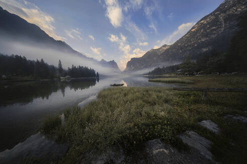 Toblacher See bei Sonnenaufgang im Sommer, Südtirol, Italien, Europa - RHPLF23281