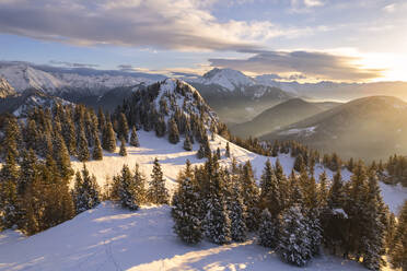 Winter in den Orobie-Alpen bei Sonnenaufgang, Presolana-Gipfel in der Provinz Bergamo, Region Lombardei, Italien, Europa - RHPLF23286