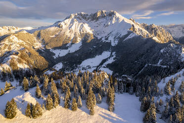 Winter in den Orobie-Alpen bei Sonnenaufgang, Presolana-Gipfel in der Provinz Bergamo, Region Lombardei, Italien, Europa - RHPLF23287