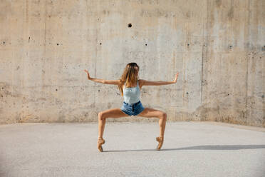 Professionelle Ballett-Tänzerin in der Stadt - ADSF39503