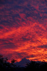 Bewölkter Himmel, beleuchtet von der untergehenden Sonne - NDF01526