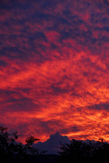 Bewölkter Himmel, beleuchtet von der untergehenden Sonne - NDF01526