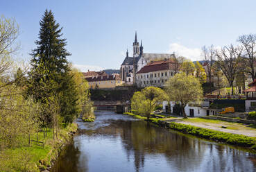 Tschechische Republik, Südböhmische Region, Vyssi Brod, Moldaukanal mit der Abtei Hohenfurth im Hintergrund - WWF06198