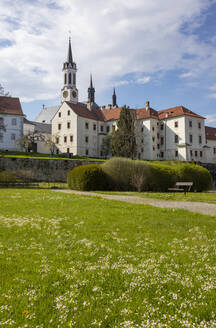 Tschechische Republik, Südböhmische Region, Vyssi Brod, Öffentlicher Park im Frühling mit der Abtei Hohenfurth im Hintergrund - WWF06199