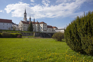 Tschechische Republik, Südböhmische Region, Vyssi Brod, Öffentlicher Park im Frühling mit der Abtei Hohenfurth im Hintergrund - WWF06200