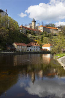 Tschechische Republik, Südböhmische Region, Rozmberk nad Vltavou, Kanal der Moldau mit Häusern im Hintergrund - WWF06202