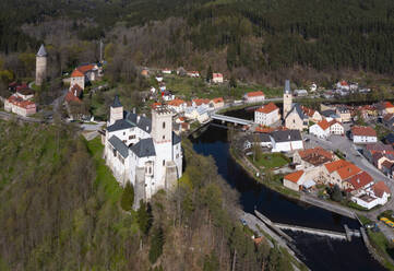 Tschechische Republik, Südböhmische Region, Rozmberk nad Vltavou, Drohnenansicht der Burg Rozmberk und der umliegenden Stadt im Herbst - WWF06204